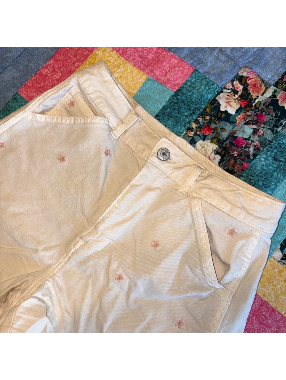 American Eagle Woman’s Size 2 White Embroidered Floral High-Rise Denim Shorts - Picture 4 of 9